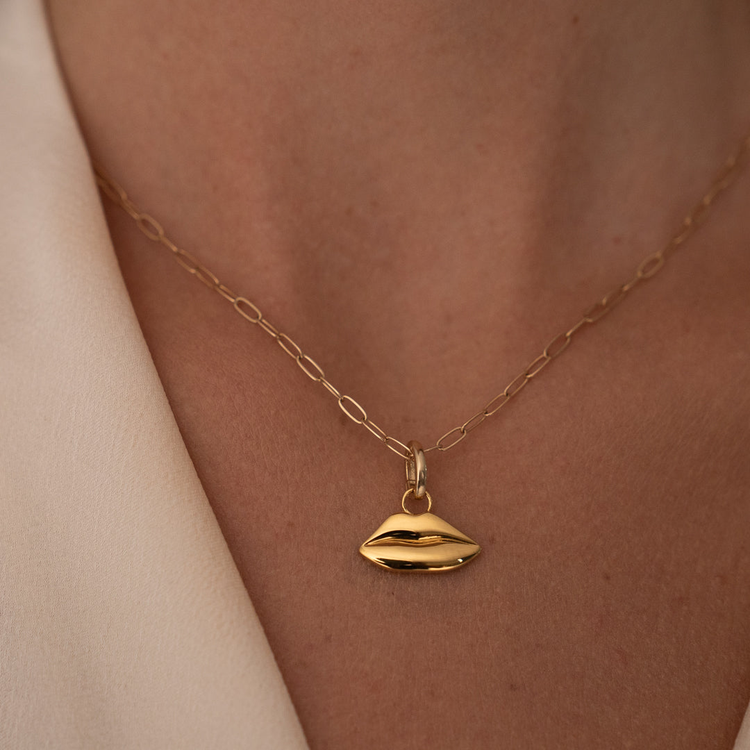 Gold Classic Kiss Charm