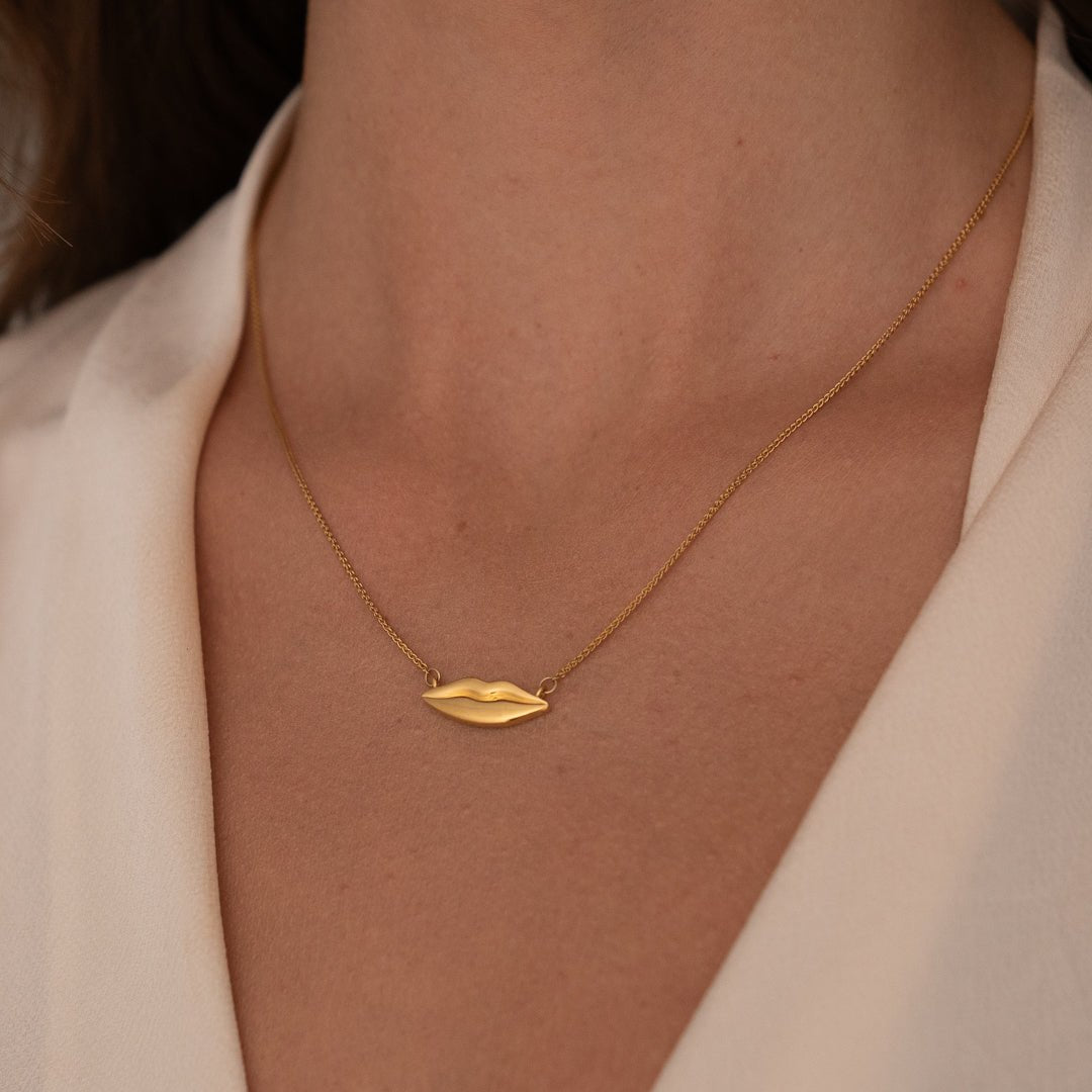 Gold Classic Kiss Necklace | Custom Beautiful Meaningful Jewelry - ilMio Jewelry