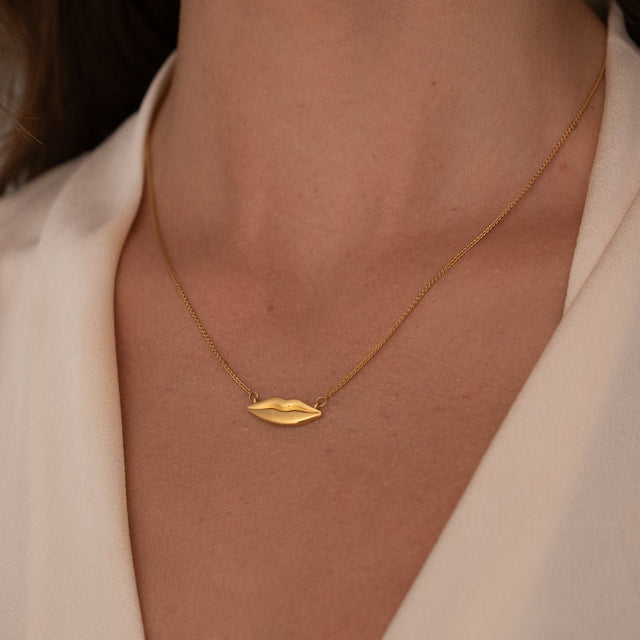 Gold Classic Kiss Necklace | Custom Beautiful Meaningful Jewelry - ilMio Jewelry