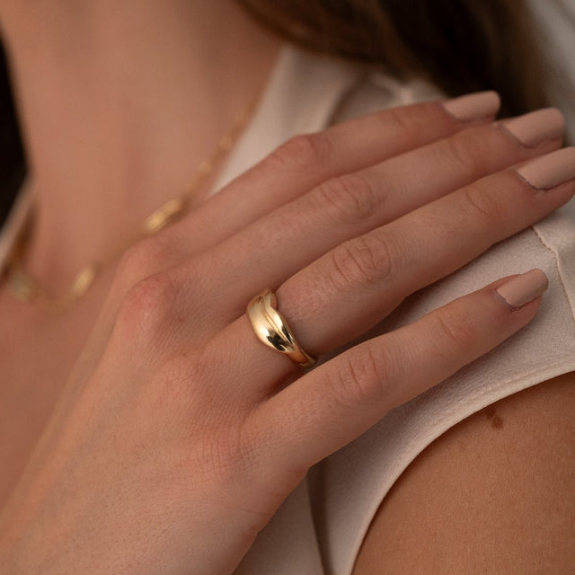 Gold Classic Kiss Ring | Custom Beautiful Meaningful Jewelry - ilMio Jewelry