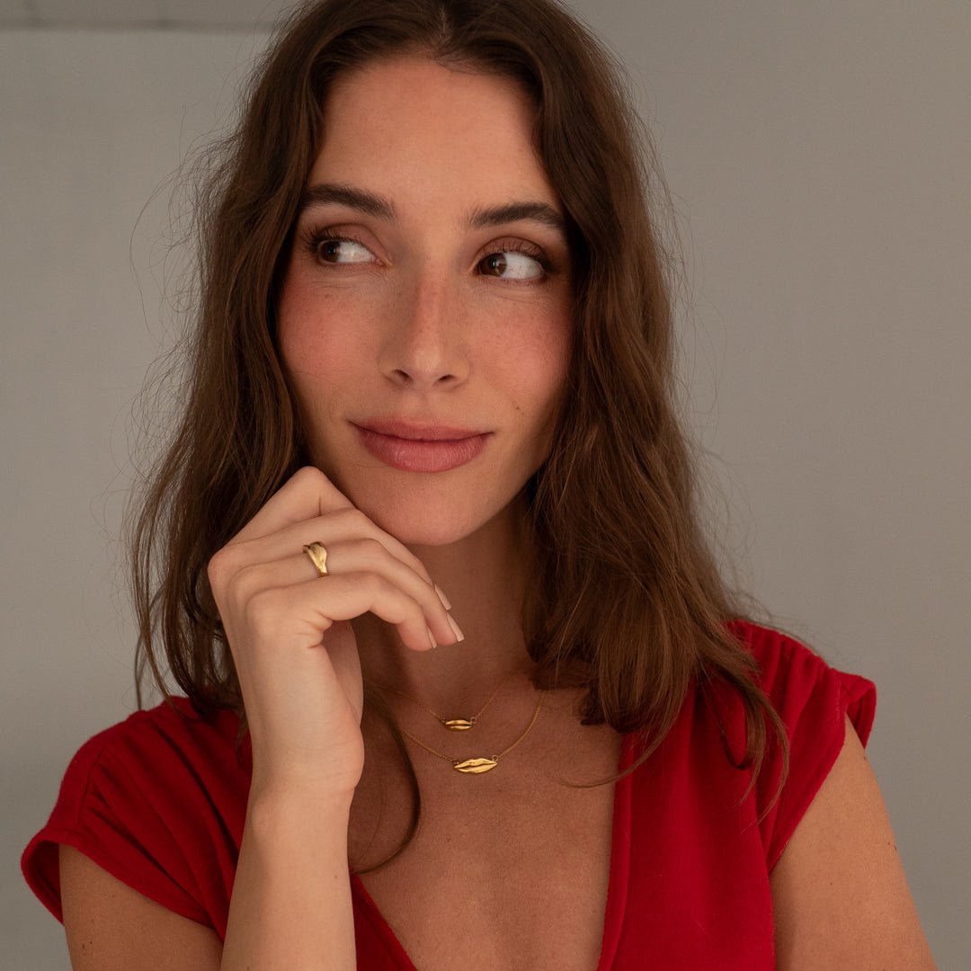 Gold Petite Kiss Necklace | Custom Beautiful Meaningful Jewelry - ilMio Jewelry