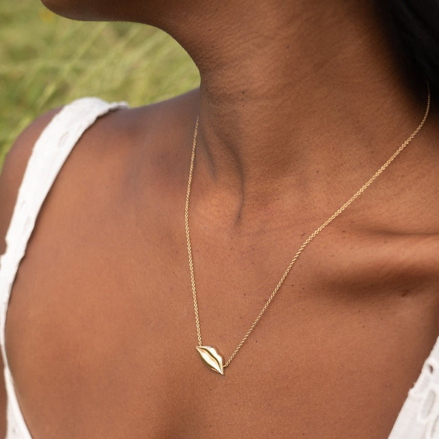 Gold Classic Kiss Necklace | Custom Beautiful Meaningful Jewelry - ilMio Jewelry