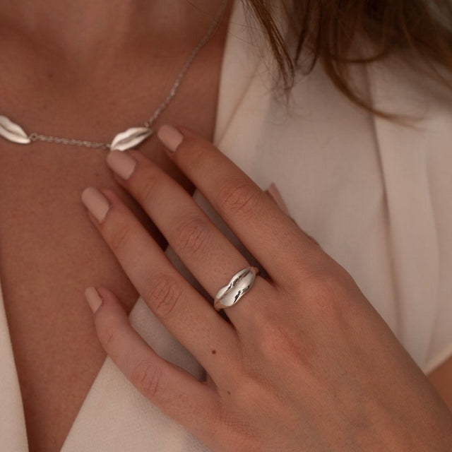 Silver Classic Kiss Ring | Custom Beautiful Meaningful Jewelry - ilMio Jewelry