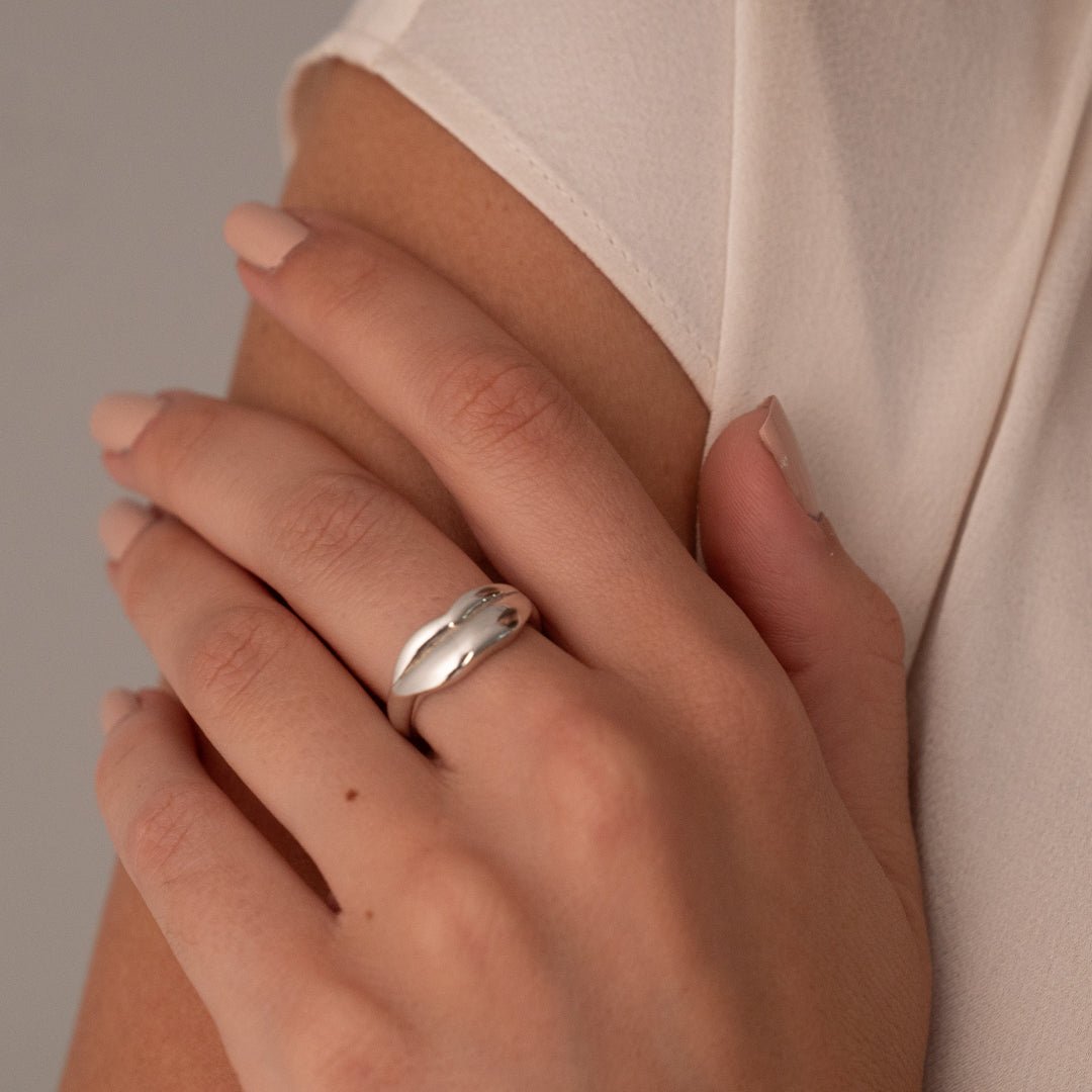 Silver Classic Kiss Ring | Custom Beautiful Meaningful Jewelry - ilMio Jewelry