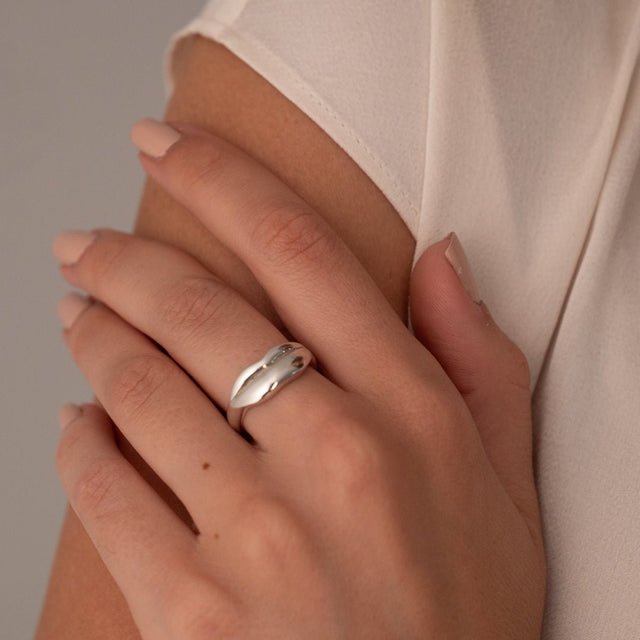 Silver Classic Kiss Ring | Custom Beautiful Meaningful Jewelry - ilMio Jewelry