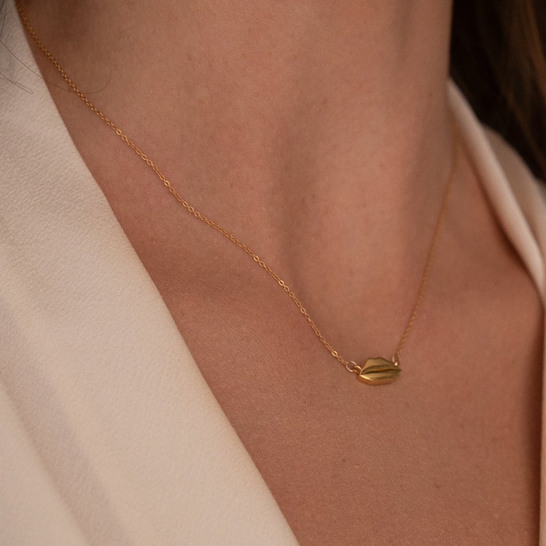 Gold Petite Kiss Necklace | Custom Beautiful Meaningful Jewelry - ilMio Jewelry