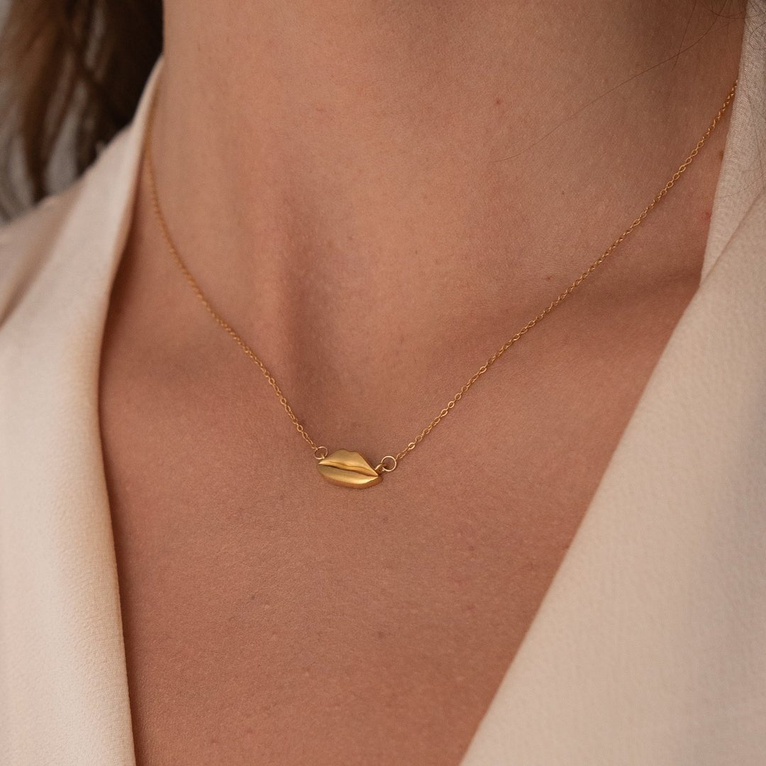 Gold Petite Kiss Necklace | Custom Beautiful Meaningful Jewelry - ilMio Jewelry