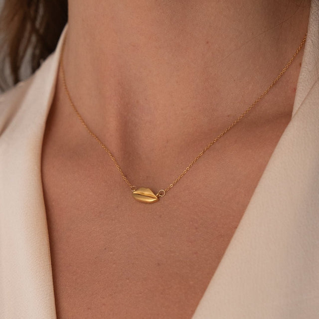 Gold Petite Kiss Necklace | Custom Beautiful Meaningful Jewelry - ilMio Jewelry