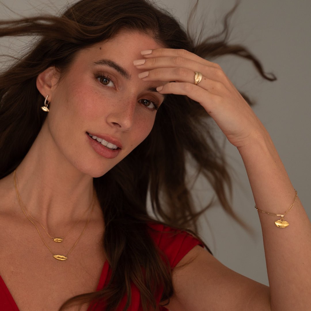 Gold Classic Kiss Necklace | Custom Beautiful Meaningful Jewelry - ilMio Jewelry