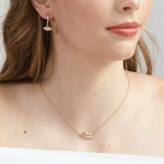 Gold Classic Kiss Necklace | Custom Beautiful Meaningful Jewelry - ilMio Jewelry